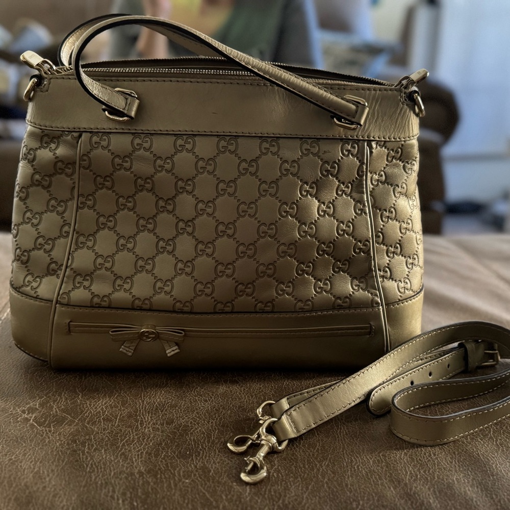 Authentic Gucci Gold Leather Women's Bag. Excellent condition.